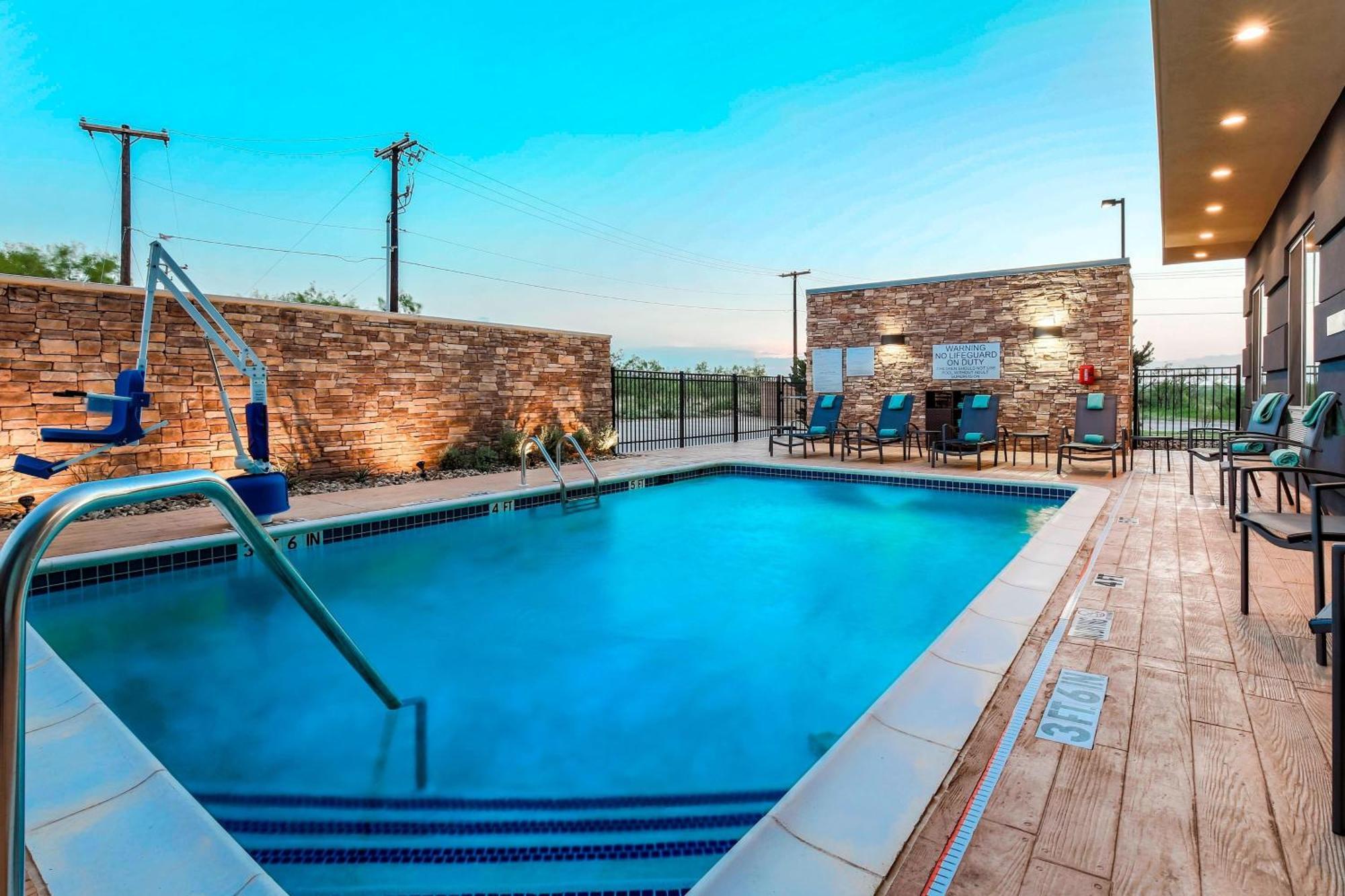 Fairfield Inn & Suites By Marriott Snyder Екстериор снимка
